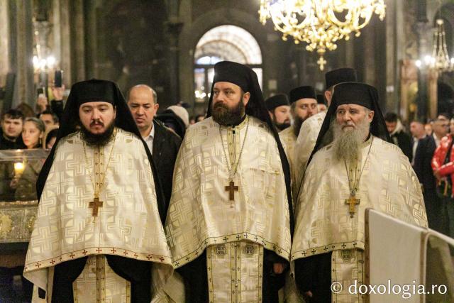 Procesiunea scoaterii spre închinare a moaștelor Sfintei Cuvioase Parascheva – 2025
