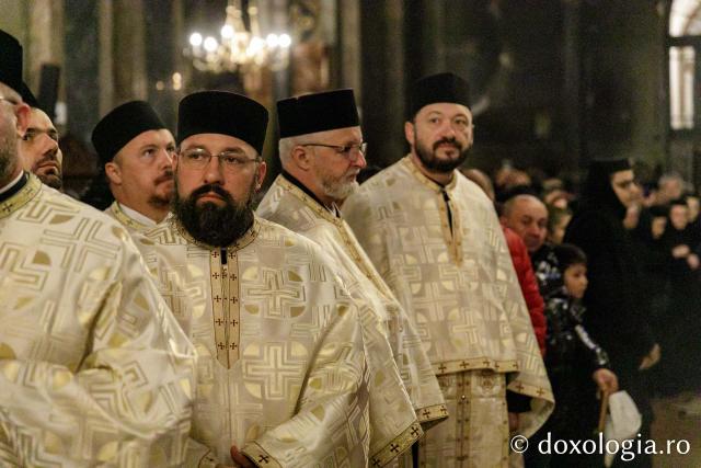 Procesiunea scoaterii spre închinare a moaștelor Sfintei Cuvioase Parascheva – 2025