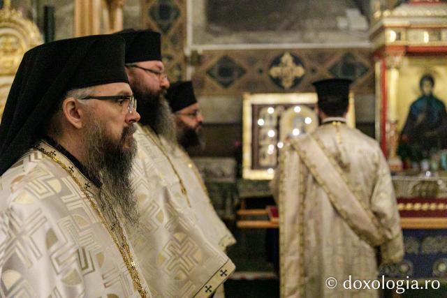 Procesiunea scoaterii spre închinare a moaștelor Sfintei Cuvioase Parascheva – 2025