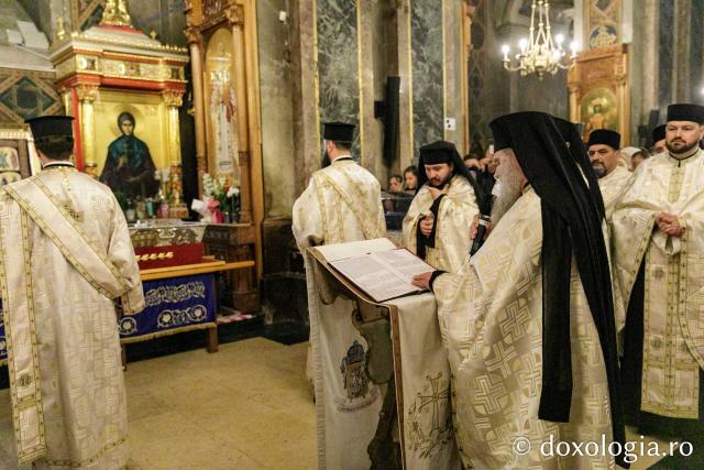 Procesiunea scoaterii spre închinare a moaștelor Sfintei Cuvioase Parascheva – 2025