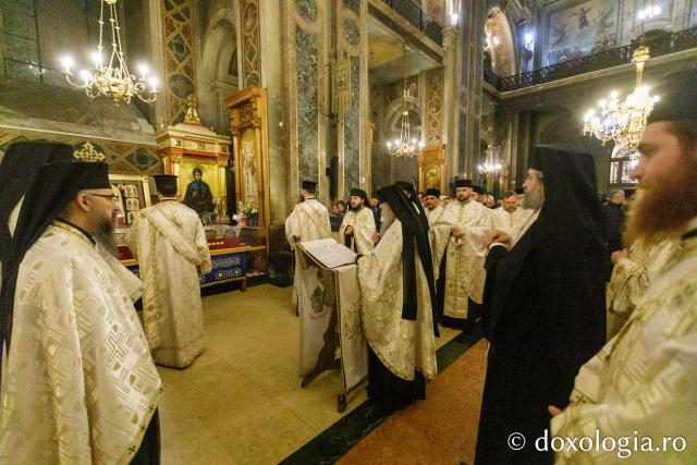Procesiunea scoaterii spre închinare a moaștelor Sfintei Cuvioase Parascheva – 2025