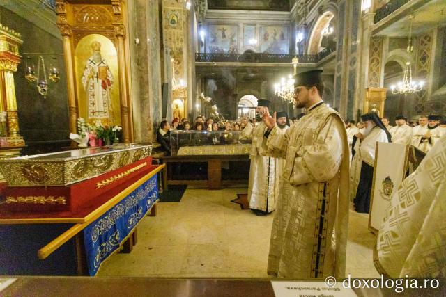 Procesiunea scoaterii spre închinare a moaștelor Sfintei Cuvioase Parascheva – 2025