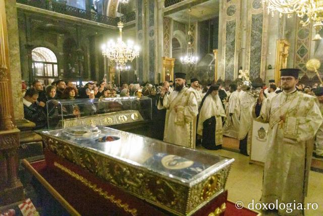 Procesiunea scoaterii spre închinare a moaștelor Sfintei Cuvioase Parascheva – 2025