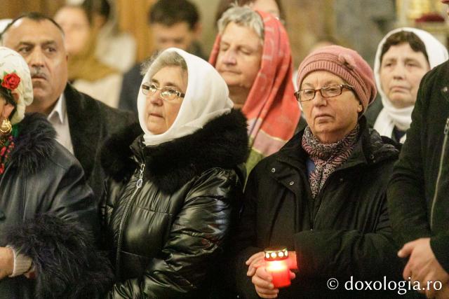 Procesiunea scoaterii spre închinare a moaștelor Sfintei Cuvioase Parascheva – 2025