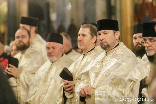 Procesiunea scoaterii spre închinare a moaștelor Sfintei Cuvioase Parascheva – 2025