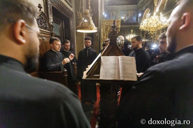 Procesiunea scoaterii spre închinare a moaștelor Sfintei Cuvioase Parascheva – 2025