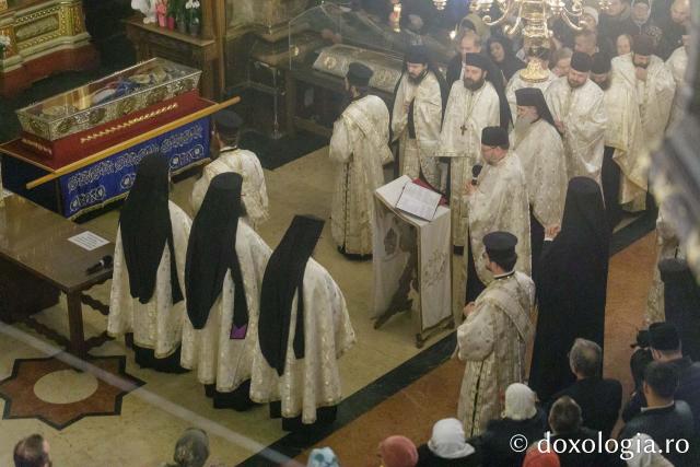 Procesiunea scoaterii spre închinare a moaștelor Sfintei Cuvioase Parascheva – 2025