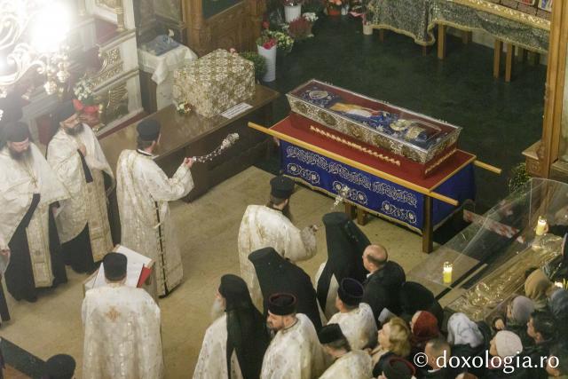 Procesiunea scoaterii spre închinare a moaștelor Sfintei Cuvioase Parascheva – 2025