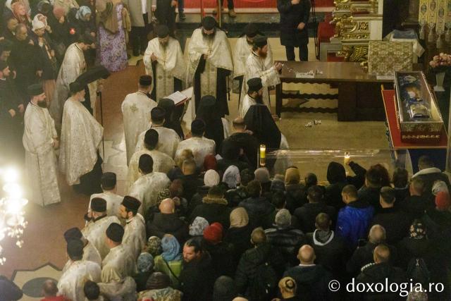 Procesiunea scoaterii spre închinare a moaștelor Sfintei Cuvioase Parascheva – 2025