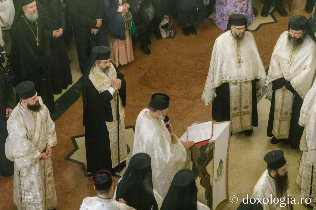Procesiunea scoaterii spre închinare a moaștelor Sfintei Cuvioase Parascheva – 2025