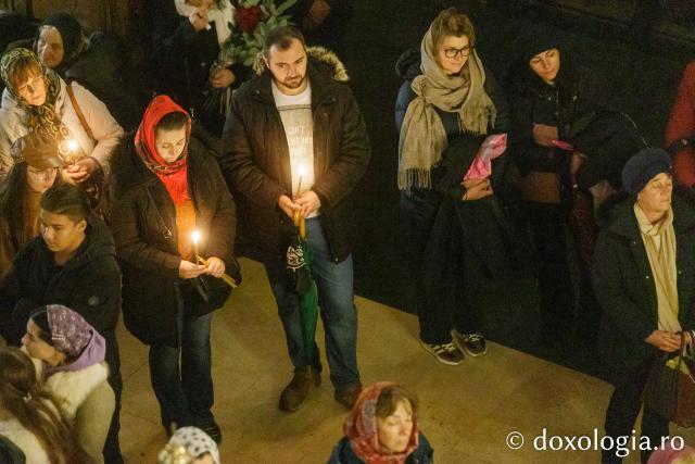 Procesiunea scoaterii spre închinare a moaștelor Sfintei Cuvioase Parascheva – 2025