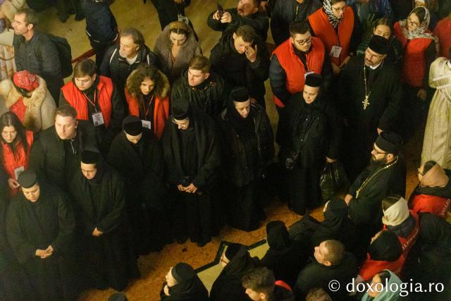Procesiunea scoaterii spre închinare a moaștelor Sfintei Cuvioase Parascheva – 2025