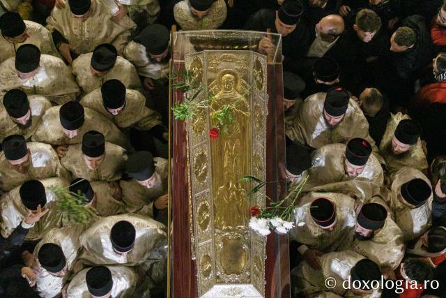 Procesiunea scoaterii spre închinare a moaștelor Sfintei Cuvioase Parascheva – 2025
