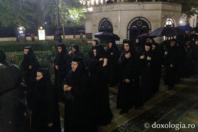 Procesiunea scoaterii spre închinare a moaștelor Sfintei Cuvioase Parascheva – 2025