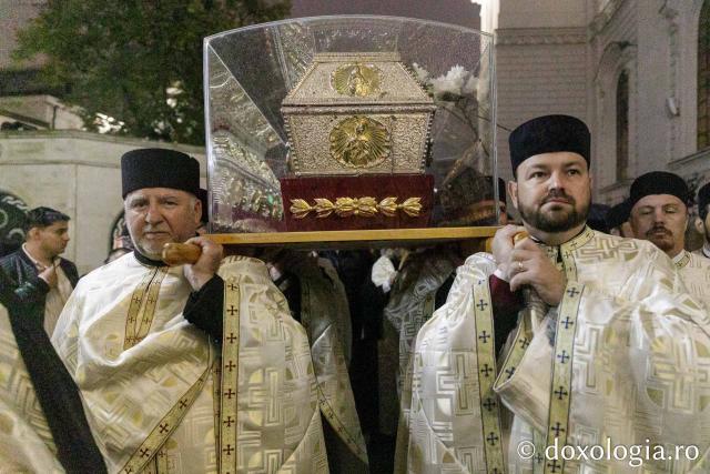 Procesiunea scoaterii spre închinare a moaștelor Sfintei Cuvioase Parascheva – 2025