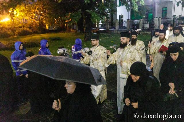 Procesiunea scoaterii spre închinare a moaștelor Sfintei Cuvioase Parascheva – 2025
