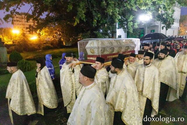Procesiunea scoaterii spre închinare a moaștelor Sfintei Cuvioase Parascheva – 2025