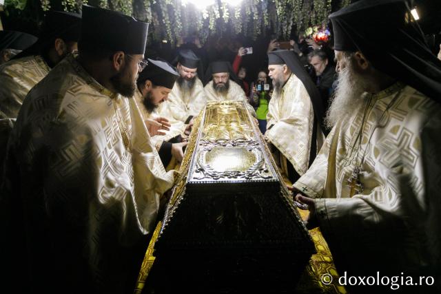 Procesiunea scoaterii spre închinare a moaștelor Sfintei Cuvioase Parascheva – 2025