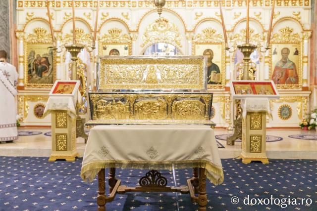 Racla cu moaștele Sfântului Preot Mărturisitor Dumitru Stăniloae