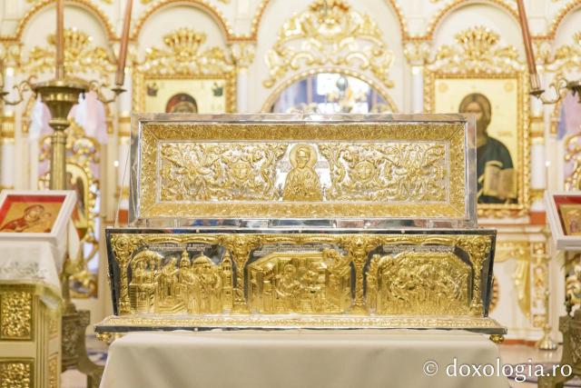 Racla cu moaștele Sfântului Preot Mărturisitor Dumitru Stăniloae