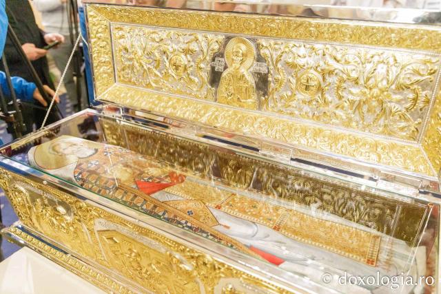 Racla cu moaștele Sfântului Preot Mărturisitor Dumitru Stăniloae