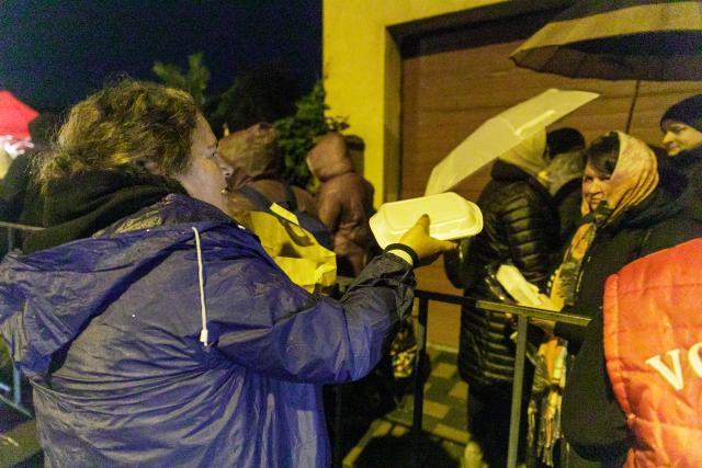 Voluntarii Sfintei Parascheva – mâini care slujesc, inimi care veghează