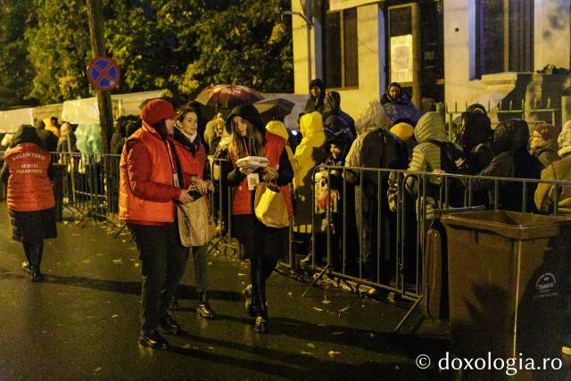 Voluntarii Sfintei Parascheva – mâini care slujesc, inimi care veghează