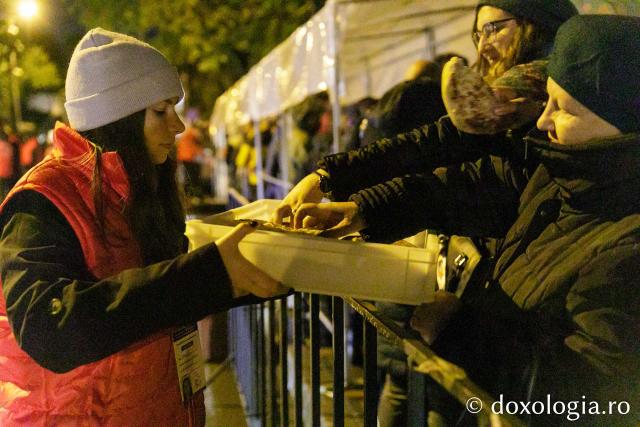 Voluntarii Sfintei Parascheva – mâini care slujesc, inimi care veghează