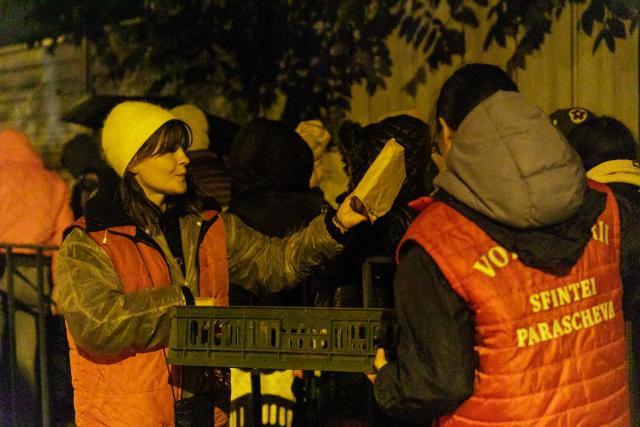 Voluntarii Sfintei Parascheva – mâini care slujesc, inimi care veghează