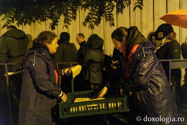 Voluntarii Sfintei Parascheva – mâini care slujesc, inimi care veghează