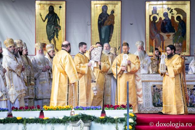 Bucuria credinței la Iași – Sfânta Liturghie în cinstea Sfintei Parascheva și a Sfântului Grigorie Palama, 2025 / Foto: Pr. Silviu Cluci Bucuria credinței la Iași – Sfânta Liturghie în cinstea Sfintei Parascheva și a Sfântului Grigorie Palama, 2025
