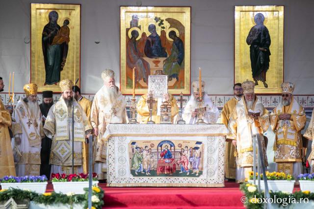 Bucuria credinței la Iași – Sfânta Liturghie în cinstea Sfintei Parascheva și a Sfântului Grigorie Palama, 2025 / Foto: Pr. Silviu Cluci Bucuria credinței la Iași – Sfânta Liturghie în cinstea Sfintei Parascheva și a Sfântului Grigorie Palama, 2025