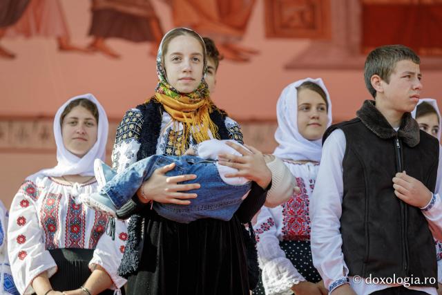 Rugăciune care curăță, lumină care unește – pelerini, alături de Sfânta Parascheva și de Sfântul Grigorie Palama / Foto: Oana Nechifor Rugăciune care curăță, lumină care unește – pelerini, alături de Sfânta Parascheva și de Sfântul Grigorie Palama