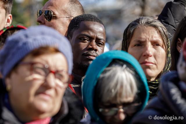 Rugăciune care curăță, lumină care unește – pelerini, alături de Sfânta Parascheva și de Sfântul Grigorie Palama / Foto: Oana Nechifor Rugăciune care curăță, lumină care unește – pelerini, alături de Sfânta Parascheva și de Sfântul Grigorie Palama
