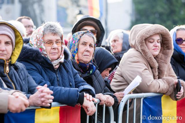 Rugăciune care curăță, lumină care unește – pelerini, alături de Sfânta Parascheva și de Sfântul Grigorie Palama / Foto: Oana Nechifor Rugăciune care curăță, lumină care unește – pelerini, alături de Sfânta Parascheva și de Sfântul Grigorie Palama
