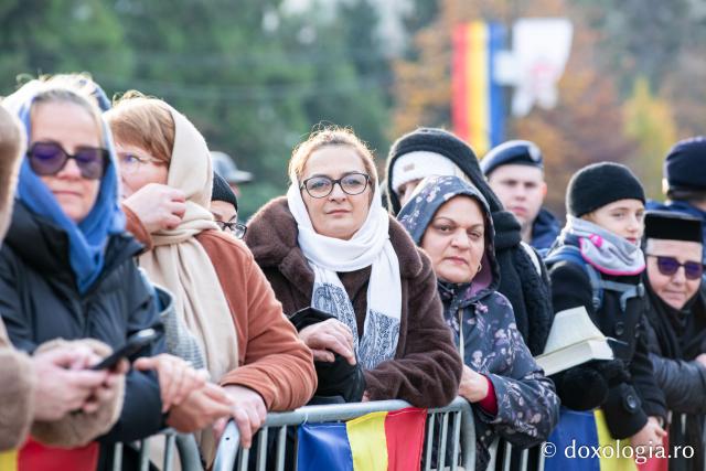 Rugăciune care curăță, lumină care unește – pelerini, alături de Sfânta Parascheva și de Sfântul Grigorie Palama / Foto: Oana Nechifor Rugăciune care curăță, lumină care unește – pelerini, alături de Sfânta Parascheva și de Sfântul Grigorie Palama