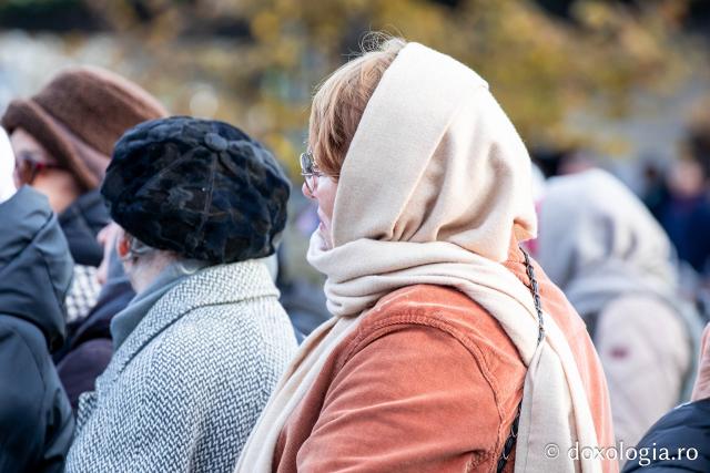 Rugăciune care curăță, lumină care unește – pelerini, alături de Sfânta Parascheva și de Sfântul Grigorie Palama / Foto: Oana Nechifor Rugăciune care curăță, lumină care unește – pelerini, alături de Sfânta Parascheva și de Sfântul Grigorie Palama