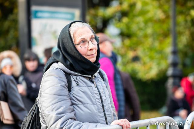 Rugăciune care curăță, lumină care unește – pelerini, alături de Sfânta Parascheva și de Sfântul Grigorie Palama / Foto: Oana Nechifor Rugăciune care curăță, lumină care unește – pelerini, alături de Sfânta Parascheva și de Sfântul Grigorie Palama