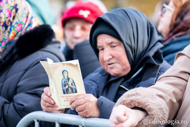 Rugăciune care curăță, lumină care unește – pelerini, alături de Sfânta Parascheva și de Sfântul Grigorie Palama / Foto: Oana Nechifor Rugăciune care curăță, lumină care unește – pelerini, alături de Sfânta Parascheva și de Sfântul Grigorie Palama