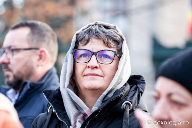 Rugăciune care curăță, lumină care unește – pelerini, alături de Sfânta Parascheva și de Sfântul Grigorie Palama / Foto: Oana Nechifor Rugăciune care curăță, lumină care unește – pelerini, alături de Sfânta Parascheva și de Sfântul Grigorie Palama