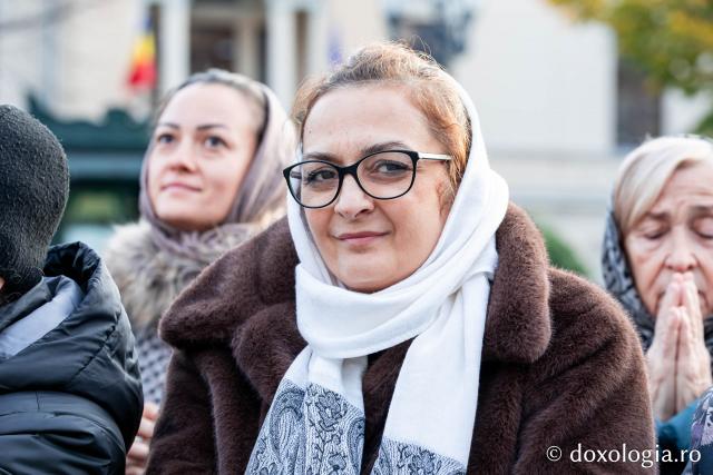 Rugăciune care curăță, lumină care unește – pelerini, alături de Sfânta Parascheva și de Sfântul Grigorie Palama / Foto: Oana Nechifor Rugăciune care curăță, lumină care unește – pelerini, alături de Sfânta Parascheva și de Sfântul Grigorie Palama