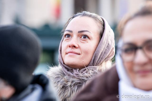 Rugăciune care curăță, lumină care unește – pelerini, alături de Sfânta Parascheva și de Sfântul Grigorie Palama / Foto: Oana Nechifor Rugăciune care curăță, lumină care unește – pelerini, alături de Sfânta Parascheva și de Sfântul Grigorie Palama