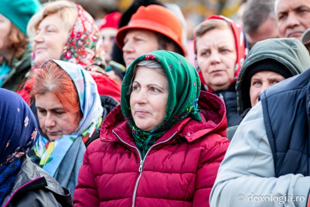 Rugăciune care curăță, lumină care unește – pelerini, alături de Sfânta Parascheva și de Sfântul Grigorie Palama / Foto: Oana Nechifor Rugăciune care curăță, lumină care unește – pelerini, alături de Sfânta Parascheva și de Sfântul Grigorie Palama