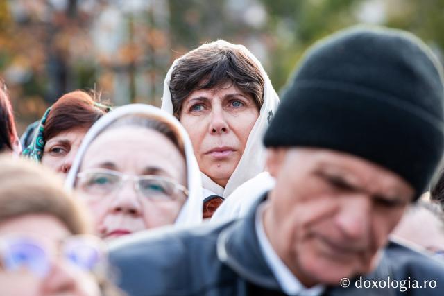 Rugăciune care curăță, lumină care unește – pelerini, alături de Sfânta Parascheva și de Sfântul Grigorie Palama / Foto: Oana Nechifor Rugăciune care curăță, lumină care unește – pelerini, alături de Sfânta Parascheva și de Sfântul Grigorie PalamaRugăciune care curăță, lumină care unește – pelerini, alături de Sfânta Parascheva și de Sfântul Grigorie Palama