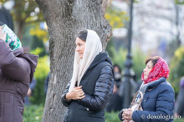 Rugăciune care curăță, lumină care unește – pelerini, alături de Sfânta Parascheva și de Sfântul Grigorie Palama / Foto: Oana Nechifor Rugăciune care curăță, lumină care unește – pelerini, alături de Sfânta Parascheva și de Sfântul Grigorie Palama