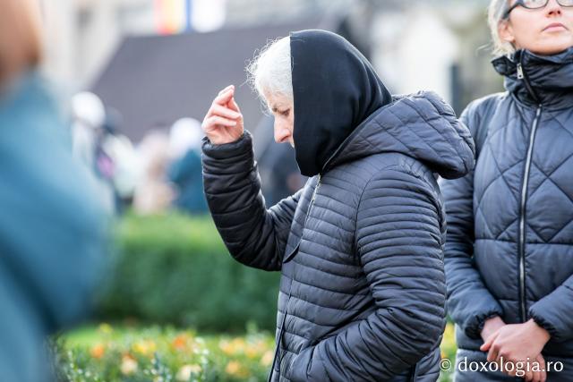 Rugăciune care curăță, lumină care unește – pelerini, alături de Sfânta Parascheva și de Sfântul Grigorie Palama / Foto: Oana Nechifor Rugăciune care curăță, lumină care unește – pelerini, alături de Sfânta Parascheva și de Sfântul Grigorie Palama