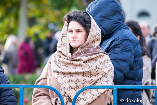 Rugăciune care curăță, lumină care unește – pelerini, alături de Sfânta Parascheva și de Sfântul Grigorie Palama / Foto: Oana Nechifor Rugăciune care curăță, lumină care unește – pelerini, alături de Sfânta Parascheva și de Sfântul Grigorie Palama