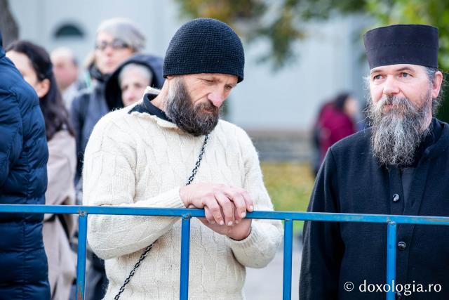 Rugăciune care curăță, lumină care unește – pelerini, alături de Sfânta Parascheva și de Sfântul Grigorie Palama / Foto: Oana Nechifor Rugăciune care curăță, lumină care unește – pelerini, alături de Sfânta Parascheva și de Sfântul Grigorie Palama