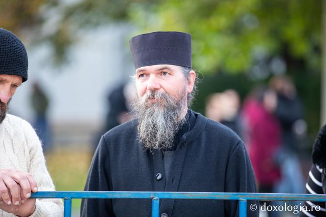 Rugăciune care curăță, lumină care unește – pelerini, alături de Sfânta Parascheva și de Sfântul Grigorie Palama / Foto: Oana Nechifor Rugăciune care curăță, lumină care unește – pelerini, alături de Sfânta Parascheva și de Sfântul Grigorie Palama