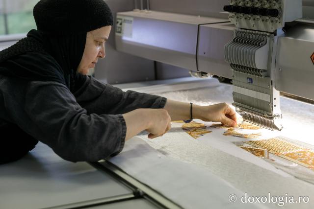 Veșminte brodate pentru Sfinții Cuvioși Petroniu de la Prodromu și Dionisie de la Colciu / Foto: pr. Silviu Cluci Veșminte brodate pentru Sfinții Cuvioși Petroniu de la Prodromu și Dionisie de la Colciu